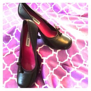 Steve Madden black and hot pink pumps